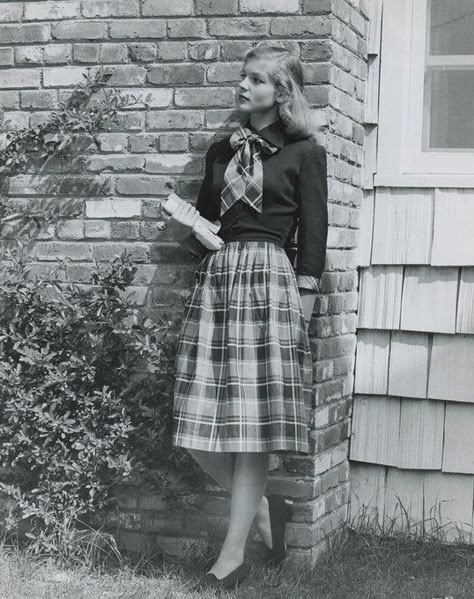 1950 Glamour, 1940s Women, Plaid Outfit, Fashion 1940s, Vintage Lovers, Lauren Bacall, Retro Pin Up, 40s Fashion, Foto Poses