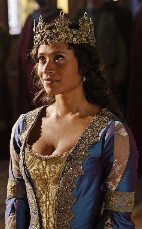 Queen Guinevere (coronation) Angel Coulby, Miss Fisher, Roi Arthur, Arthurian Legend, Merlin And Arthur, Hallowen Costume, Bradley James, Colin Morgan, Medieval Dress