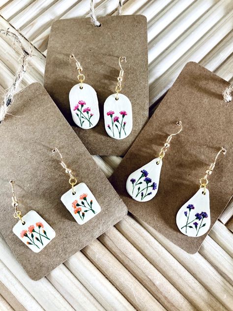 Hand Painted Polymer Clay Earrings, Hand Painted Keychain, Hand Painted Clay Earrings, Painted Clay Earrings, Bouquet Of Carnations, Hand Painted Earrings Wood, Youtube Painting, Diy Resin Earrings, Delicate Bouquet