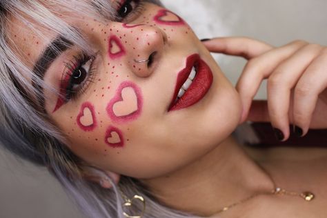 Maquillaje creativo con corazones para San Valentín Valentine’s Day Face Paint, Valentine Face Paint, Valentine's Makeup, Makeup For Hooded Eyelids, Hooded Eyelids, Heart Makeup, Valentines Day Funny, Valentines Makeup, Makeup Stuff