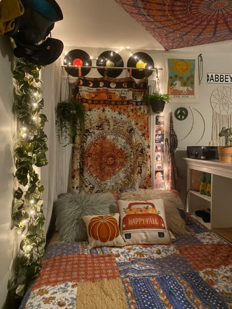 Boho Hippy Bedroom, Hippy Dorm Room, Hippie Room Inspiration, Hippie Room Decor Bedroom Ideas, Hippy House Decor, Boho Indie Bedroom, Hippy Bedroom Ideas, Boho Room Makeover, Hippie Dorm Room Ideas