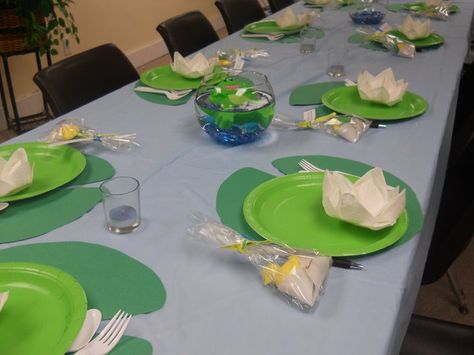 Ducks and frogs at the pond theme Baby shower. Place mats cut from construction paper, lilies folded from paper towels. Each lily has a gummy frog candy in it. The favors are napkin diapers dipped in wax with a chocolate frog and chocolate duck inside. THIS is how I did it: https://www.youtube.com/watch?v=ol5UDxPoyM4 Square paper napkins work as well, light pink would be pretty for a girl! Ducks And Frogs, Paper Lilies, Frog Party Ideas, Frog Baby Showers, Frog Birthday Party, Trendy Baby Shower Themes, Princesa Tiana, Baby Frog, Frog Theme