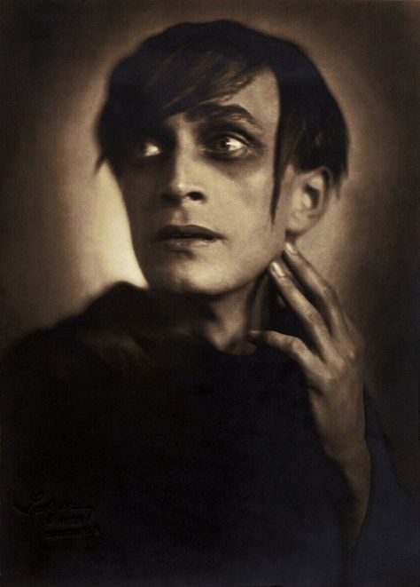 German Expressionism Film, Dr Caligari, Conrad Veidt, German Expressionism, German Art, The Cabinet, Silent Movie, Vintage Horror, Portrait Shots