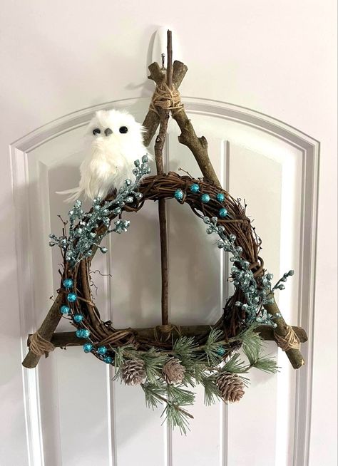 Harry Potter Deathly Hallows Holiday Wreath Idea. DIY wreath made with branches and twine. Add white owl Hedwig with garland of your choice. Harry Potter Christmas tree. Harry potter wreath. Harry Potter craft. DIY Hogwarts. Sorting hat. Harry Potter wand. Desthly Hallows symbol. Harry Potter Wreath Diy, Christmas Tree Harry Potter, Deathly Hallows Wreath, Harry Potter Christmas Diy, Sorting Hat Harry Potter, Harry Potter Wreath, Harry Potter Craft, Hogwarts Sorting Hat, Harry Potter Gifts Diy