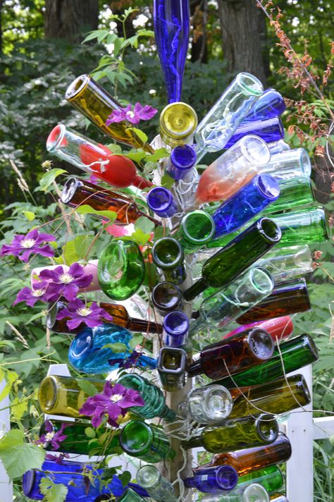 A Bottle Tree For My Garden "Reuse of Junk" How To Make A Bottle Tree Creations. Glass Bottle Diy Projects, Wine Bottle Trees, Wine Tree, Old Wine Bottles, Bottle Trees, Empty Wine Bottles, Bottle Tree, Glass Bottle Diy, Bottle Garden