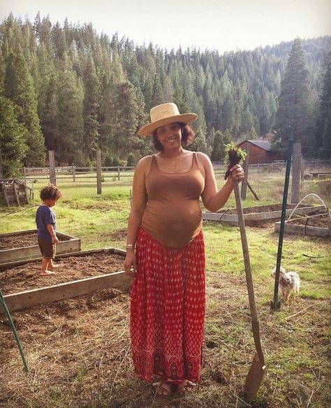 Black Farm Life, Black Farmer Aesthetic, Earthy Mom Aesthetic, Farmers Wife Aesthetic, Hippie Mom Aesthetic, Crunchy Mom Aesthetic, Cottagecore Mom, Natural Motherhood, Hippie Pregnancy