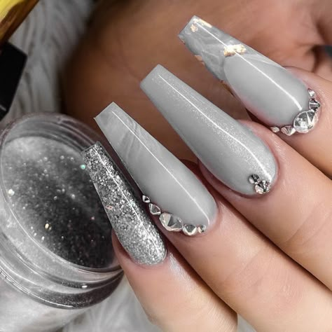 Nail Ideas Gray, Grey And Glitter Acrylic Nails, Gray Nails With Bling, Grey Glitter Nails, Nails Coffin Gray, Coffin Grey Nails, Nails Gris, Grey And Silver Acrylic Nails Coffin, Grey Acrylic Nails