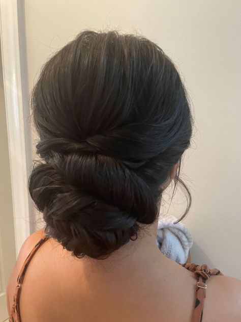 Bridal inspo for south asian wedding. #indianwedding #indianbride #indianhair #indianbridalupdo South Asian Wedding Hairstyles, South Asian Bridal Hair, South Asian Hairstyles, Asian Wedding Hair, Bridesmaid Hair Up, Low Bun Wedding Hair, Asian Bridal Hair, Wedding Bun, Occasion Hair