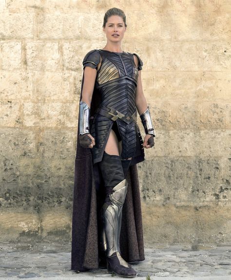 Former Victoria's Secret Angel Doutzen Kroes had a small role in Wonder Woman, where she plays Venelia, the right hand of Queen Hippolyta and one of the fierce female warriors called the Amazons who inhabit Diana Prince's all-female island home of Themyscira. Amazons Women Warriors, Wonder Woman Movie, Greek Warrior, Doutzen Kroes, Badass Women, Super Hero Costumes, Arte Fantasy, Gal Gadot, Fantasy Clothing