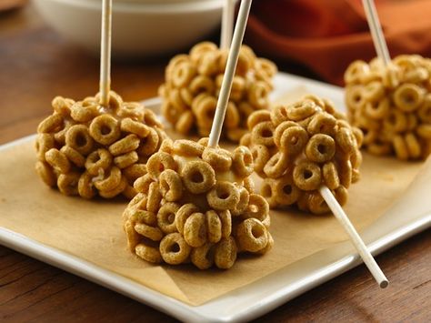 Crunchy, caramelly, marshmallow-y yummy! Make easy treats in minutes. Cheerios Snacks, Cheerios Cereal, Double Chocolate Cookies, Cereal Bars, Gluten Free Snacks, Free Snacks, Easy Treats, Cereal Recipes, Decadent Desserts