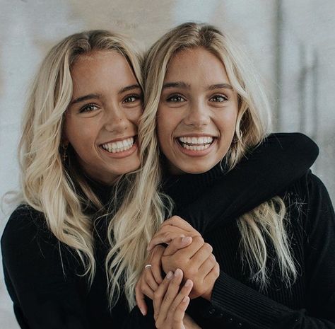 Lisa Baby, Lisa And Lena, Lisa Lena, Twins Posing, Senior Photoshoot Poses, Lisa Or Lena, Sisters Photoshoot Poses, Sister Photography, Sister Poses