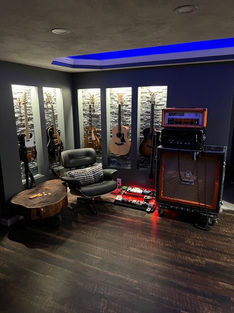 Guitar Room Aesthetic Dark, Guitar Room Ideas Small Spaces, Retro Music Studio, Home Guitar Room, Music Rooms Ideas, Guitar In Bedroom, Studio Music Room Design, Guitar Room Man Cave, Guitar Room Aesthetic