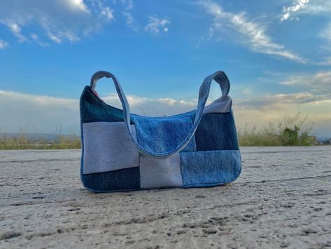 🦋 Jean Baguette Bag, Rework Denim, Upcycle Bag, Bags Y2k, Sew Bag, Make Bag, Bucket Hat Fashion, Denim Bag Patterns, Upcycled Bag