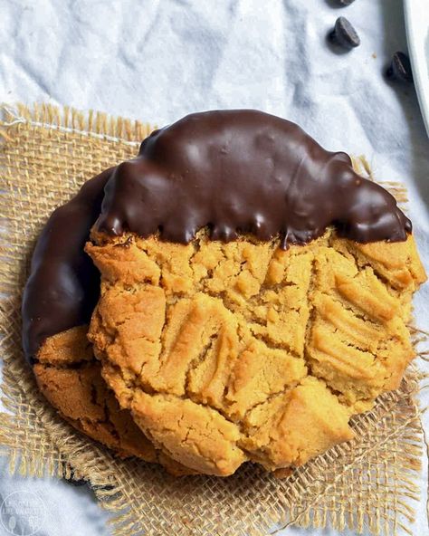 Close up view of chocolate dipped peanut butter cookies. Dipped Peanut Butter Cookies, Crunchy Peanut Butter Cookies, Peanut Butter Dip, Soft Peanut Butter Cookies, Chocolate Dipped Cookies, Italian Chocolate, Easy Peanut Butter Cookies, Chewy Peanut Butter Cookies, Toffee Cookies