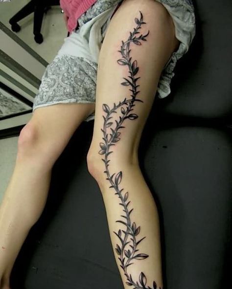 Different Meanings Behind the Vine Tattoos - Tattoos Win Ivy Tattoos, Side Leg Tattoo, Ivy Tattoo, Tattoo Man, Vine Tattoo, Thigh Tattoo Designs, Ivy Vine, Vine Tattoos, Leg Tattoos Women