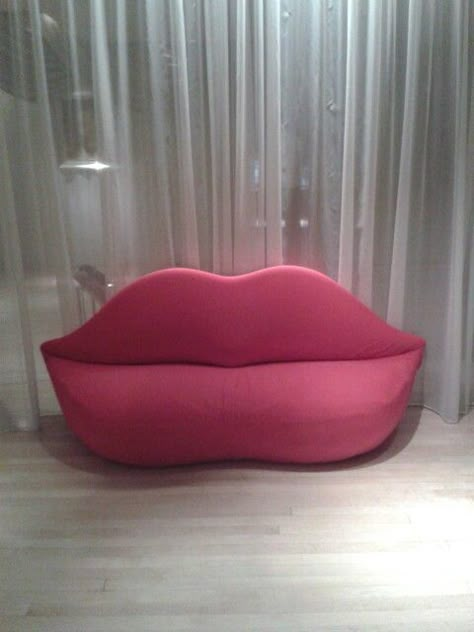 Lips sofa at the sanderson hotel Lip Chair Furniture, Lip Couch Sofas, Lip Sofa, Lip Couch, Lips Sofa, Upholstered Chairs Diy, Iconic Armchairs, Retail Store Interior Design, Diy Furniture Decor