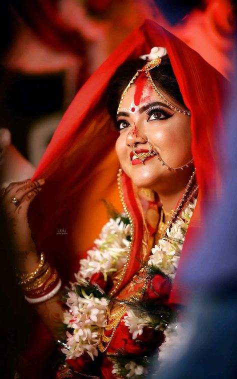 Bengali Wedding Sindur Dan, Sindur Wedding, Sindur Dan Photography, Bengali Wedding Photoshoot, Wedding Photography Quotes, Bengali Marriage, Wedding Photography Branding, Wedding Photography Marketing, How To Pose For Pictures