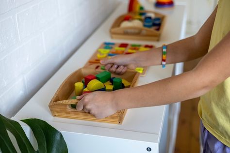 If you are in the market for Montessori trays and baskets, but you don't know where to look, this article is for you. Here are some... Montessori Baskets, What Is Montessori, Stages Of Play, Montessori Trays, Montessori Bookshelf, Kindergarten Pictures, Montessori Parenting, Treasure Basket, Infant Classroom