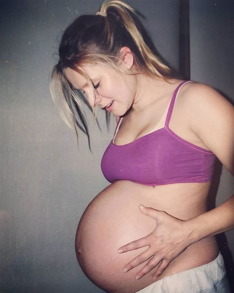 kristen bell on Instagram: “Going through old pictures😊😊😊👶👶👶” Pregnant Belly Huge, Huge Pregnant, Pregnant Celebrity, Pregnant Actress, 40 Weeks Pregnant, Pregnant Women Fashion, Pregnant Bellies, Big Pregnant, Pregnancy Belly Photos