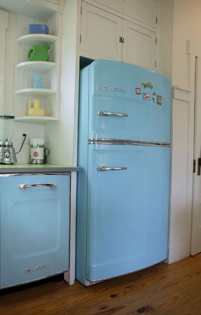 Here’s a great retro cottage kitchen with a new retro dishwasher Big Chill Appliances, Retro Kitchen Appliances, Vintage Fridge, Retro Refrigerator, Vintage Style Kitchen, Retro Appliances, Retro Fridge, Vintage Appliances, Big Chill