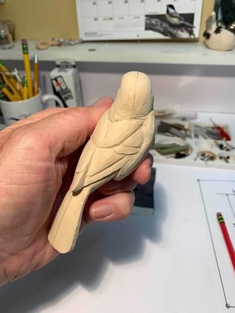 Wooden Bird Carving, Diy Crafts Wood, Whittling Patterns, Tre Kunst, Dremel Carving, Simple Wood Carving, Wood Carving For Beginners, Pottery Animals, Dremel Wood Carving