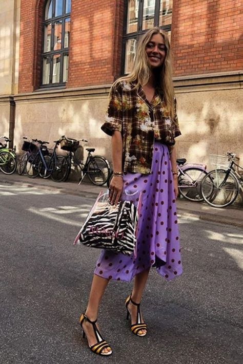 Copenhagen fashion week street style: Emili Sindlev wears Ganni skirt and Nunoo bag Street Style Skirt, Copenhagen Fashion Week Street Style, Copenhagen Fashion, Shein Outfits, Copenhagen Style, Copenhagen Fashion Week, Street Style Trends, Street Style Summer, Spring Street Style