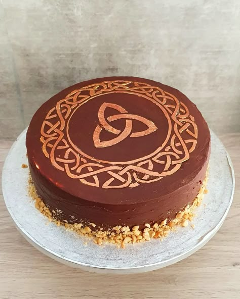 Viking Cake Ideas For Men, Nordic Wedding Cake, Viking Birthday Cake, Viking Cake Ideas, Viking Wedding Cake Ideas, D&d Cake Ideas, Vikings Cake Ideas, Medieval Cake, Viking Cake