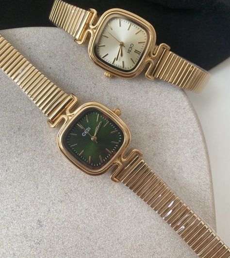 Green Face Watch, Green Watches Women, Minimalist Accessories Jewellery, Golden Bracelet, Pretty Watches, Green Watch, Gold Watches, Vintage Watches Women, Minimalist Accessories