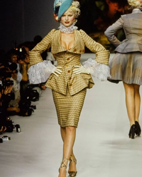 Eva Herzigova for Vivienne Westwood Fall/Winter 1995 Ready-to-Wear. (#EvaHerzigova #VivienneWestwood #FW1995 #RTW #90s #90sfashion #1990sfashion #1990s) 90s Fashion Show, Vivienne Westwood Fashion, Andreas Kronthaler, Eva Herzigova, Vivienne Westwood Dress, Original Supermodels, Runway Fashion Couture, 1990s Fashion, Weird Fashion