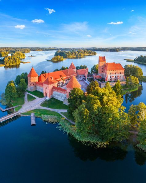 Journey to the enchanting Trakai Castle, a historic island fortress surrounded by the tranquil waters of Lake Galvé, just a short trip from Vilnius. 🏰💧 📌 Trakai Castle, Lithuania 📲 Use TourScanner to compare and find the best tour for your trip! - - - #trakaicastle #vilniusdaytrip #vilniustravel #lithuaniatravel #baltictravel #travelbaltics #lithuaniatravel #lithuania_places #lithuanianature #visitlithuania #lithuania🇱🇹 #lithuania #toplithuania Island Fortress, Castles In Europe, Lithuania Travel, Medieval Castles, Royal Palaces, Medieval Fortress, Smartphone Wallpaper, Beautiful Moon, European History