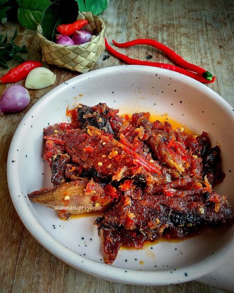 Bahan dan Cara membuat Ikan Cakalang Balado https://resepmamiku.com/ikan-cakalang-balado-annasupriyanto Indonesian Food, Chicken Wings, Meat, Chicken, Quick Saves