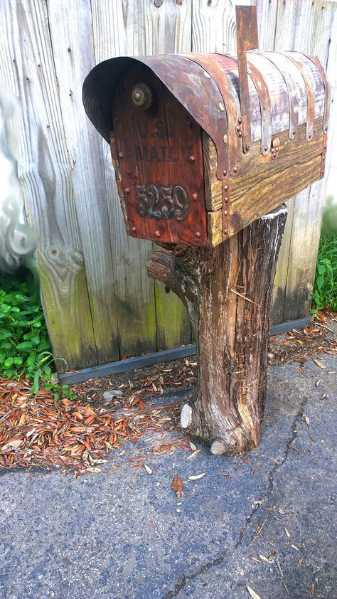 Rustic mailbox. Cedar door, pine sides. New wood, hand carved, natural wood finish. Hand forged metal roof, numbers. Size - large    I create different one of a kind furniture, design and decor. Check out my website and Houzz page! bezaleel-workshop.yolasite.com/ www.houzz.com/pro/bezaleel-orthodox/valter-fon-eynik Rustic Mailbox, Country Mailbox, Rustic Mailboxes, Cool Mailboxes, Mailbox Makeover, Cedar Door, Wooden Mailbox, Mailbox Landscaping, Diy Mailbox