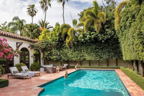 Home Swimming Pool Ideas: Styling And Outdoor Settings - Vogue Australia Spanish Pool, Modern Miami, Mediterranean Style Home, Spanish Villa, Swimming Pool House, Mediterranean Style Homes, Miami Houses, Modern Monochrome, Spanish Style Homes