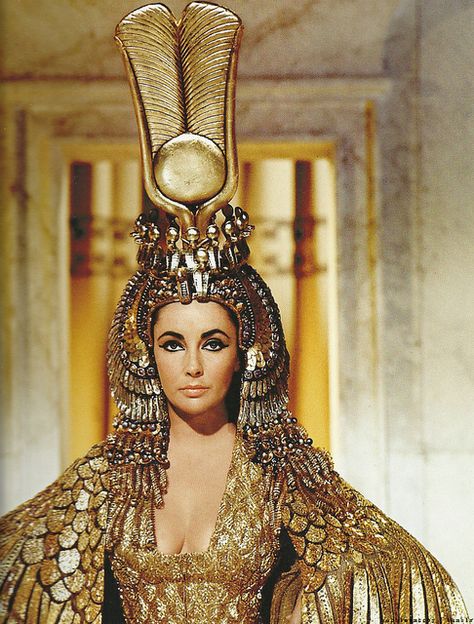 Elizabeth Taylor in Cleopatra, 1963 Eiko Ishioka, Elizabeth Taylor Cleopatra, Queen Cleopatra, Philip Treacy, Actrices Hollywood, Virginia Woolf, Head Piece, Elizabeth Taylor, Lady Diana