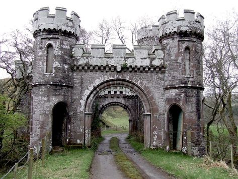 Small Castles, Castle Gate, Chateau Medieval, Castle Tower, Abandoned Castles, Scotland Castles, Castle Designs, Castle Ruins, Castle House