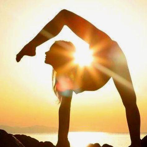 Sun flare yoga Photo Yoga, Sup Yoga, Pose Yoga, Beautiful Yoga, Yoga Photography, Yoga Sequences, Morning Yoga, Yoga Asanas, Dance Photography