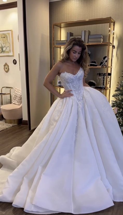 Leah Da Gloria, Plain Wedding Dress, Dream Wedding Decorations, Pretty Wedding Dresses, Fancy Wedding Dresses, Cute Wedding Dress, Dream Wedding Ideas Dresses, Princess Wedding Dresses, Princess Wedding