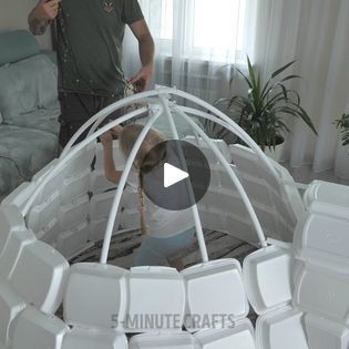 Indoor Igloo Diy, Diy Igloo Decoration, Igloo Christmas Decorations, Diy Igloo Indoor, Diy Igloo Outdoor, Cardboard Dome, Diy Igloo, Build An Igloo, Igloo Craft