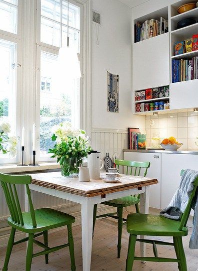 Dapur Skandinavia, Green Chairs, Scandinavian Kitchen Design, Small Dining Area, Scandinavian Kitchen, Kitchen Trends, Green Chair, Small Dining, Colorful Furniture