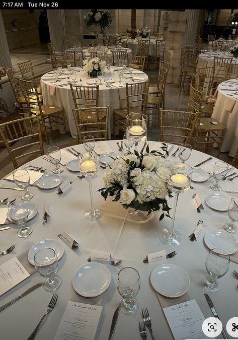 Wedding Decor Round Tables, Round Table Wedding Set Up, Simple Wedding Reception Table Decor, Round Wedding Table Centerpieces, Round Wedding Table Decor, Wedding Table Settings Round, Circle Wedding Table Decor, Classic Wedding Reception, Simple Wedding Reception