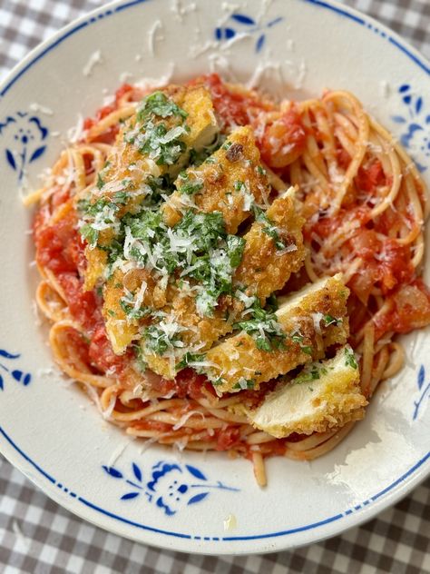 Strands of linguine in rich garlicky tomato sauce, topped with a crispy Parmesan breadcrumbed chicken, drizzled with garlic butter. Breaded Chicken With Pasta, Chicken Tomato Pasta, Chicken Grilled, Linguine Pasta, Garlic Pasta, Chicken Meals, Chicken Dinners, Winner Winner, Tomato Pasta