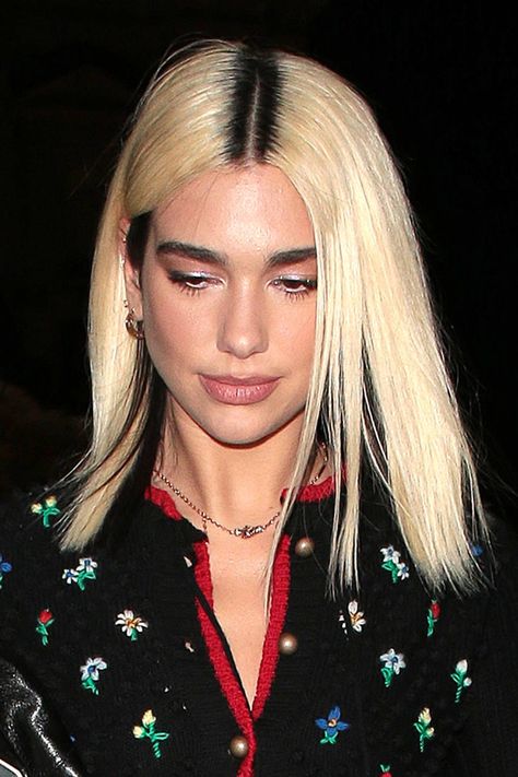 Dua Lipa has been experimenting with platinum blonde since last year and keeps returning to this grown-out statement root. Dua Lipa Two Tone Hair, Blonde Hair Roots Growing Out, Dua Lipa Blonde And Black Hair, Dua Lipa Blonde Hair, Dua Lipa Blonde, Roots Grown Out Blondes, Blonde Hair Grown Out Roots, Grown Out Platinum Blonde Hair, Grown Out Roots