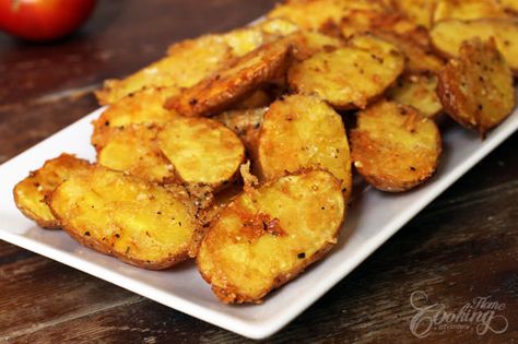 Parmesan Roasted Baby Potatoes Baby Potato Recipes, Parmesan Roasted Potatoes, Roasted Baby Potatoes, Potato Wedges Baked, Baby Potatoes, Baked Potatoes, Potato Dishes, Ww Recipes, Baking Dish