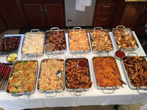 Buffett looking dinner Soul Food Buffet Ideas, Soul Food Buffet, Buffet Style Dinner Party, Soul Food Brunch, Soul Food Catering, Buffet Style Dinner, Catering Food Displays, Dinner Catering, Food Set Up