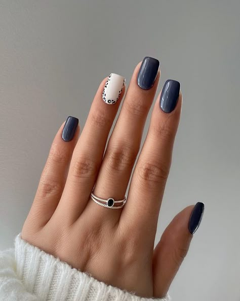 60 Best Winter 2023 Nails to Inspire You Dark Blue And Gray Nails, Dark Gray Nail Ideas, Cold Nails Winter, Winter 2023 Nail Trends, Nail Trends Short, Winter Nails 2023, Gray Nail, Dark Blue Nails, Navy Nails