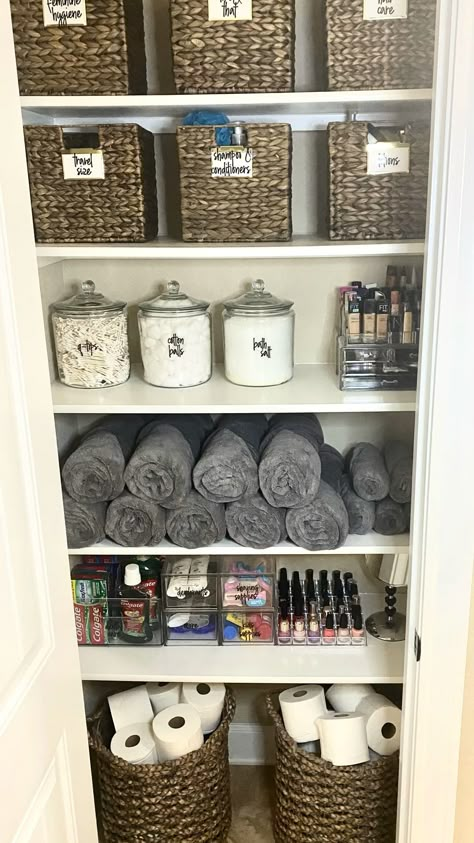 Hallway Towel Storage, Shelf Organization Ideas Bathroom, Bathroom Organizer Closet, Bathroom Organizer Ideas Storage, Storage For Wash Cloths, Towel Storage Linen Closet, Bathroom Shelf Storage Baskets, Guest Bathroom Closet Organization, Bathroom Open Shelving Storage Master Bath