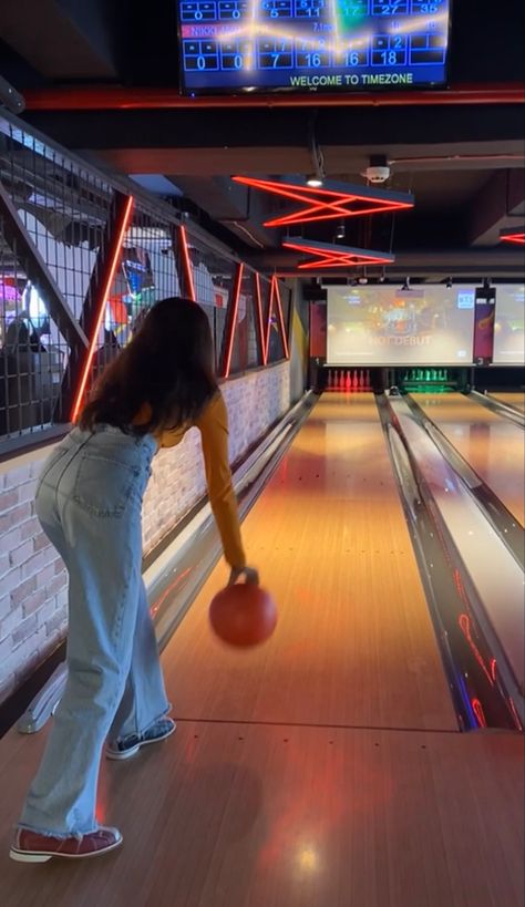 Arcade Pose Ideas, Bowling Photo Ideas, Aesthetic Bowling Pictures, Bowling Aesthetic Pictures, Bowling Pictures, Arcade Aesthetic, Best Friend Dates, Nightclub Aesthetic, Snap Friends