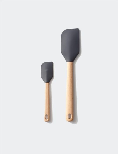 #blond #wood #handled #gray #rubber #spatulas #baking #cooking #tools #essentials #culinary #kitchen Kitchen Tools Photography, Culinary Kitchen, Formal Table Setting, Dining Etiquette, Vsco Photography, Baking Essentials, Oh Snap, Rotary Tools, Guest Gifts