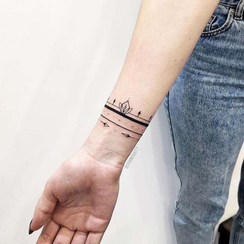 Tatouage poignet : 30 inspirations repérées sur Pinterest avant de se lancer ! Bracelet Tattoo For Man, Wrist Bracelet Tattoo, Bracelet Tattoo, Armband Tattoos, Tato Henna, Marquesan Tattoos, Muster Tattoos, Arm Band Tattoo, Wrist Tattoos For Women