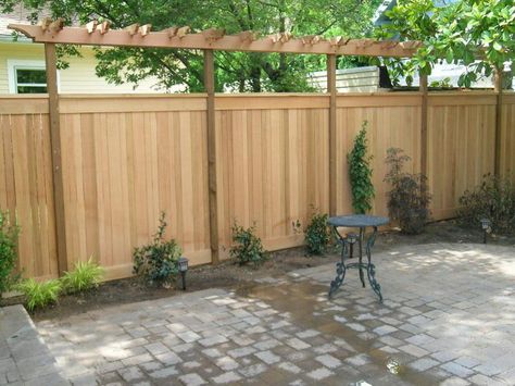 Midwest Landscaping, Simple Fence, College Garden, Veggie Garden Layout, Fence Trellis, Yard Renovation, Hardscape Ideas, Fence Border, Trellis Fence